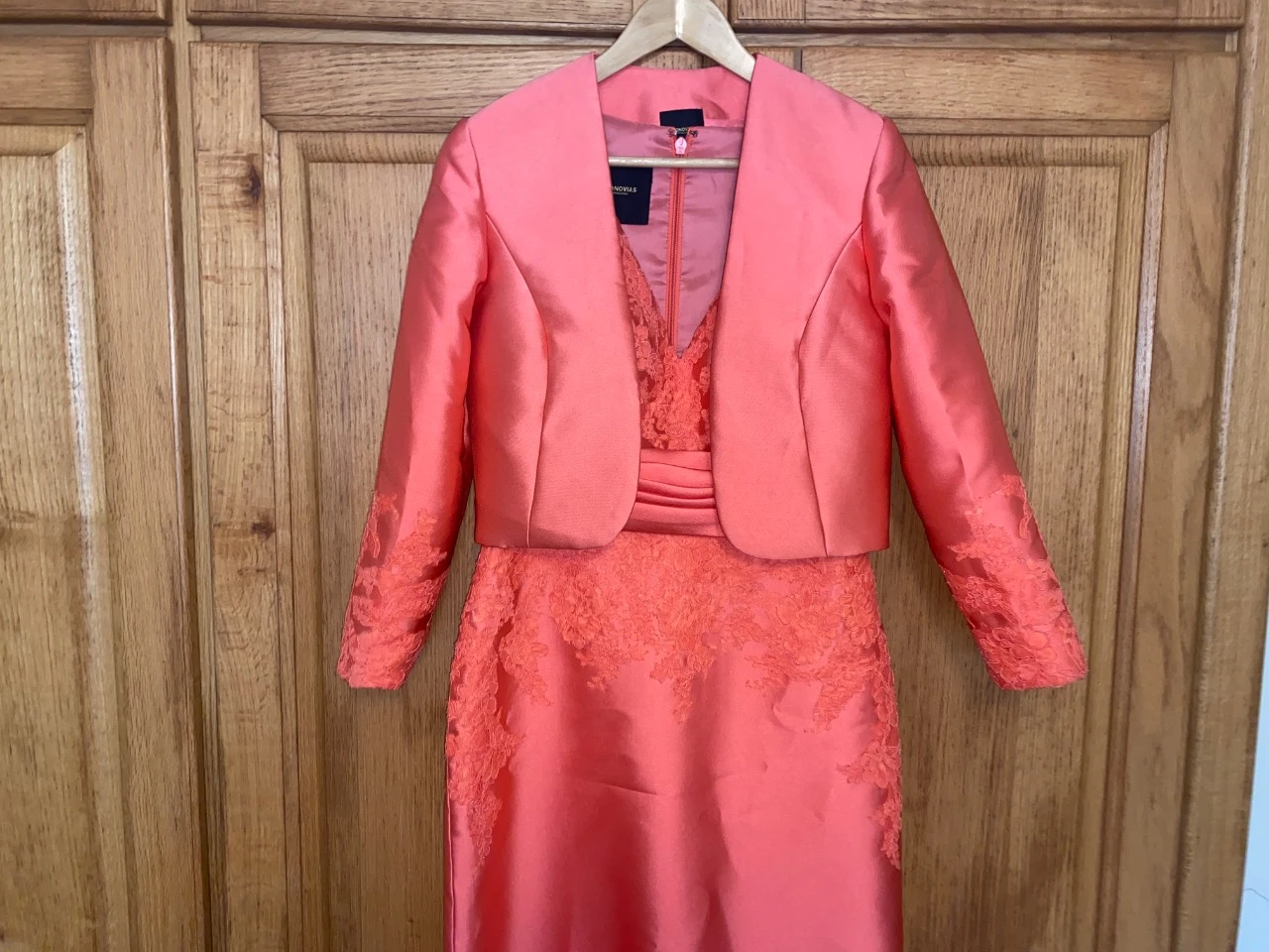 robe longue de cérémonie de mariage avec manteau couleur corail de la marque Pronovias – photo 20